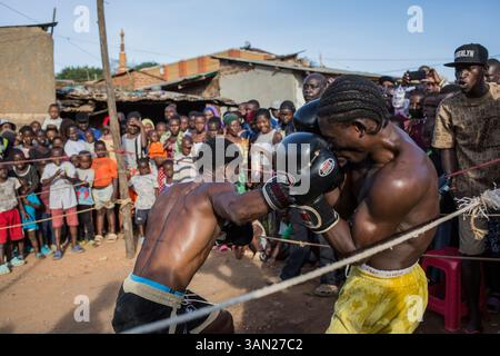 Boxen in Katanga Slum, Kampala, Uganda, Afrika Stockfoto