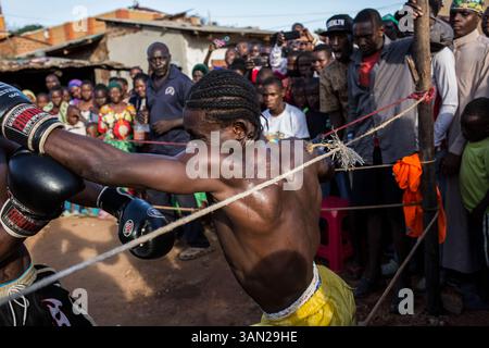 Boxen in Katanga Slum, Kampala, Uganda, Afrika Stockfoto