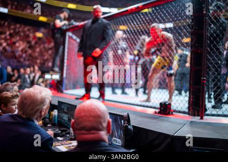 Miami, Usa. April 2025. Brasilianischer Federgewicht-Kämpfer Jean Silva, richtig, grüßt U. US-Präsident Donald Trump, links, vom Inneren des Octagon während der UFC 314 im Kaseya Center, 12. April 2025 in Miami, Florida. Trump ist der erste amtierende Präsident, der an einem Mixed Martial Arts Match teilnimmt. Quelle: Daniel Torok/White House Photo/Alamy Live News Stockfoto