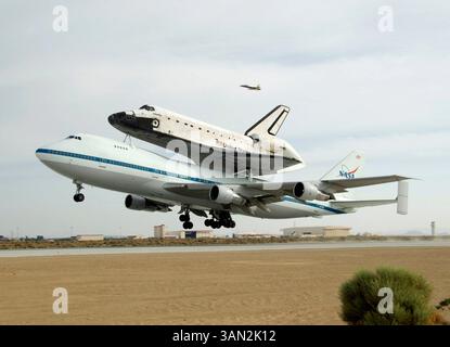 Juni 2009 - Edwards Air Force Base, Kalifornien, USA - Ein Handout-Foto der NASA, veröffentlicht am 1. Juni 2009, das die NASA 911 zeigt, eine Boeing 747, die modifiziert wurde, um die Space Shuttles zu transportieren. Sie starteten am 1. Juni 2009 von der Landebahn 22 auf der Edwards Air Force Base mit dem Shuttle Atlantis auf dem Rücken auf der ersten Strecke von Atlantis' Fährfahrt zurück zum Kennedy Space Center in Florida. (Kreditbild: © NASA/ZUMAPRESS.com) Stockfoto