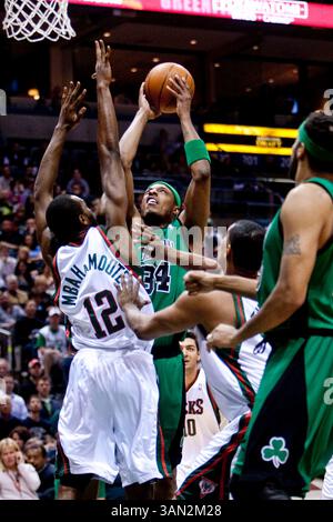 April 2010 Milwaukee, WI. Bradley Center. Boston Celtics Paul Pierce #34 fährt zum Basketball, Pierce hatte heute Abend 24 Punkte gegen die Bucks. Milwaukee Bucks verlor gegen die Boston Celtics 90:105. Mike McGinnis/CSM(Bild: © Mike McGinnis/Cal Sport Media/ZUMApress.com) Stockfoto