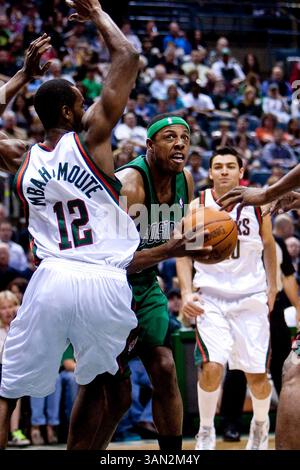 April 2010 Milwaukee, WI. Bradley Center. Boston Celtics Paul Pierce #34 fährt zum Basketball, Pierce hatte heute Abend 24 Punkte gegen die Bucks. Milwaukee Bucks verlor gegen die Boston Celtics 90:105. Mike McGinnis/CSM(Bild: © Mike McGinnis/Cal Sport Media/ZUMApress.com) Stockfoto