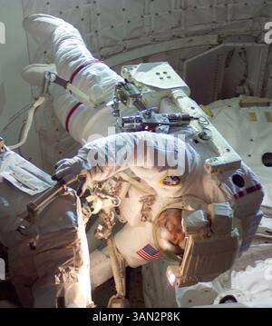 22. November 2009 – die NASA 2009-Ausgabe zeigt den Astronauten Mike Foreman, der STS-129-Mission Spezialist, der an der außerfahrzeugbezogenen Aktivität (EVA) der Mission teilnimmt, während der Bau und die Wartung auf der Internationalen Raumstation fortgesetzt werden. Während des 6-stündigen, 37-minütigen Raumwanderns installierten Foreman und Astronaut Robert L. Satcher Jr. (Out of Frame), Missionsspezialist, eine zusätzliche S-Band-Antennenbaugruppe im Z1-Segment des Stationstrakts oder des Rückgrads der Station. Foreman und Satcher installierten auch einen Satz Kabel für ein zukünftiges Space-t Stockfoto