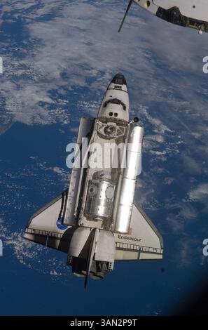 10. Februar 2010 - Internationale Raumstation, Weltraum - Ein Handout-Bild von NASA TV, veröffentlicht am 10. Februar 2010, umgeben von einem blau-weißen Teil der Erde, ist das Space Shuttle Endeavour in diesem Bild zu sehen, das von einem Besatzungsmitglied der Expedition 22 fotografiert wurde, als das Shuttle sich der Internationalen Raumstation nähert während des STS-130-Rendezvous und der Docking-Operationen am 9. Februar 2010 um 11:06 Uhr (CST). Ein russisches Raumschiff ist oben rechts. (Kreditbild: © NASA/ZUMApress.com) Stockfoto