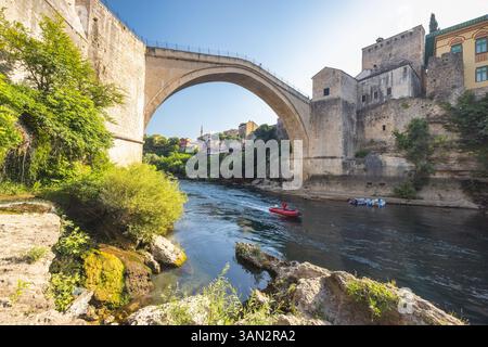 Die Stari Most Brücke, alte Brücke auf dem Neretva Fluss in Mostar Stadt, Bosnien und Herzegowina, Europa. Malerische Steinbrücke, die sich über eine lebhafte Brücke erstreckt Stockfoto