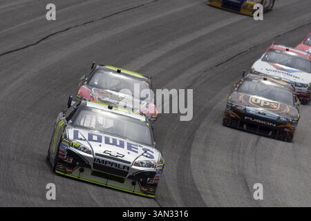 Hampton, GA - 07. März 2010: Jimmie Johnson holt sich Kurt Busch für den Betrieb des Kobalt Tools 500 auf dem Atlanta Motor Speedway in Hampton, GA. (Kreditbild: © ASP/Cal Sport Media/ZUMApress.com) Stockfoto