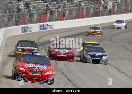 Hampton, GA - 07. März 2010: Marcos Ambrose rennt in Richtung der Frontstrecke für die Kobalt Tools 500 auf dem Atlanta Motor Speedway in Hampton, GA. (Kreditbild: © ASP/Cal Sport Media/ZUMApress.com) Stockfoto