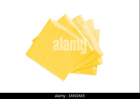 Quadratische Scheiben von verarbeitetem Cheddar-Käse in einzelnen Kunststoffverpackungen isoliert auf weißem Hintergrund. Stockfoto
