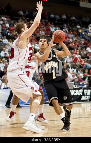 März 2010: Wofford Guard Cameron Rundles (1) in der ersten Runde der NCAA East Regional Action zwischen den Wisconsin Badgers Nr. 4 (Big Ten) und den Wofford Terriers Nr. 13 (Southern Conference) in der Jacksonville Veterans Memorial Arena in Jacksonville, Florida. Wisconsin besiegte Wofford 53–49. (Bild: © Gray Quetti/Cal Sport Media/ZUMApress.com) Stockfoto