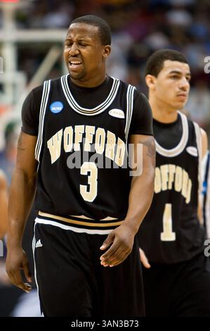 März 2010: die Wofford Guard Junior Salters reagiert auf einen Anruf in der ersten Runde der NCAA East Regional Action zwischen den No. 4 Wisconsin Badgers (Big Ten) und den No. 13 Wofford Terriers (Southern Conference) in der Jacksonville Veterans Memorial Arena in Jacksonville, Florida. Wisconsin besiegte Wofford 53–49. (Bild: © Gray Quetti/Cal Sport Media/ZUMApress.com) Stockfoto