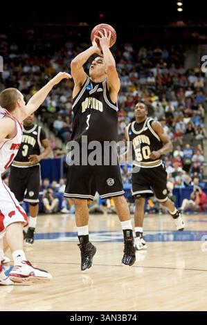 März 2010: Wofford Guard Cameron Rundles (1) in der ersten Runde der NCAA East Regional Action zwischen den Wisconsin Badgers Nr. 4 (Big Ten) und den Wofford Terriers Nr. 13 (Southern Conference) in der Jacksonville Veterans Memorial Arena in Jacksonville, Florida. Wisconsin besiegte Wofford 53–49. (Bild: © Gray Quetti/Cal Sport Media/ZUMApress.com) Stockfoto