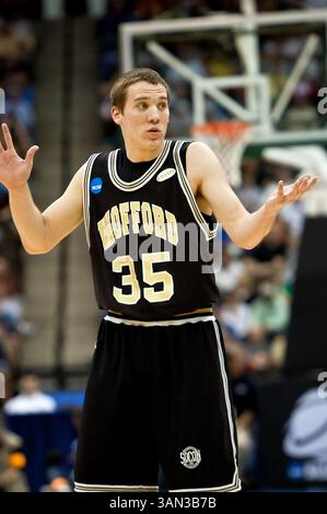 März 2010: Brad Loesing (35) reagiert auf einen Anruf in der ersten Runde der NCAA East Regional Action zwischen den Wisconsin Badgers Nr. 4 (Big Ten) und den Wofford Terriers Nr. 13 (Southern Conference) in der Jacksonville Veterans Memorial Arena in Jacksonville, Florida. Wisconsin besiegte Wofford 53–49. (Bild: © Gray Quetti/Cal Sport Media/ZUMApress.com) Stockfoto