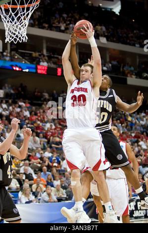 März 2010: Wisconsin Stürmer Jon Leuer (30) steigt 50 in der ersten Runde der NCAA East Regional Action zwischen den Wisconsin Badgers (Big Ten) und den Wofford Terriers (Southern Conference) in Jacksonville Veterans Memorial Arena in Jacksonville (Florida) auf. Wisconsin besiegte Wofford 53–49. (Bild: © Gray Quetti/Cal Sport Media/ZUMApress.com) Stockfoto