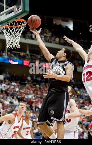 März 2010: Wofford Guard Cameron Rundles (1) in der ersten Runde der NCAA East Regional Action zwischen den Wisconsin Badgers Nr. 4 (Big Ten) und den Wofford Terriers Nr. 13 (Southern Conference) in der Jacksonville Veterans Memorial Arena in Jacksonville, Florida. Wisconsin besiegte Wofford 53–49. (Bild: © Gray Quetti/Cal Sport Media/ZUMApress.com) Stockfoto