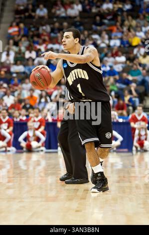 März 2010: Wofford Guard Cameron Rundles (1) in der ersten Runde der NCAA East Regional Action zwischen den Wisconsin Badgers Nr. 4 (Big Ten) und den Wofford Terriers Nr. 13 (Southern Conference) in der Jacksonville Veterans Memorial Arena in Jacksonville, Florida. Wisconsin besiegte Wofford 53–49. (Bild: © Gray Quetti/Cal Sport Media/ZUMApress.com) Stockfoto