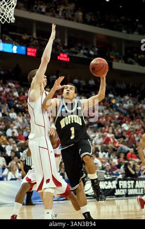März 2010: Wofford Guard Cameron Rundles (1) in der ersten Runde der NCAA East Regional Action zwischen den Wisconsin Badgers Nr. 4 (Big Ten) und den Wofford Terriers Nr. 13 (Southern Conference) in der Jacksonville Veterans Memorial Arena in Jacksonville, Florida. Wisconsin besiegte Wofford 53–49. (Bild: © Gray Quetti/Cal Sport Media/ZUMApress.com) Stockfoto