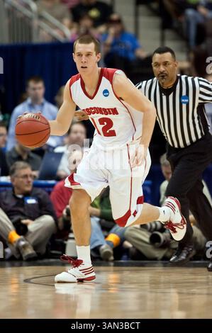 März 2010: der Wofford Terriers (Southern Conference) in Jacksonville Veterans Memorial Arena in Jacksonville, Florida, wurde in der ersten Runde der NCAA East Regional Action zwischen den Wisconsin Badgers (Big Ten) und den Wofford Terriers (Southern Conference) von Wisconsin beobachtet. Wisconsin besiegte Wofford 53–49. (Bild: © Gray Quetti/Cal Sport Media/ZUMApress.com) Stockfoto