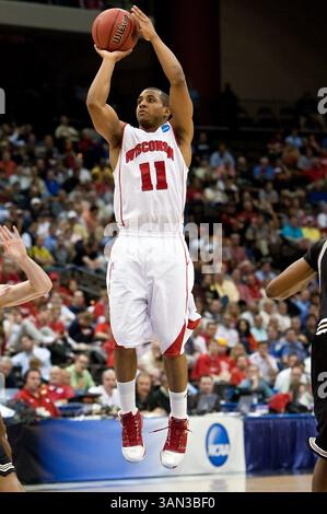 März 2010: der Wofford Terriers (Southern Conference) in Jacksonville Veterans Memorial Arena in Jacksonville, Florida, bewachte Jordan Taylor (11) in der ersten Runde der NCAA East Regional Action zwischen den Wisconsin Badgers (Big Ten) und den Wofford Terriers (Southern Conference) in der NCAA East Regional Arena. Wisconsin besiegte Wofford 53–49. (Bild: © Gray Quetti/Cal Sport Media/ZUMApress.com) Stockfoto
