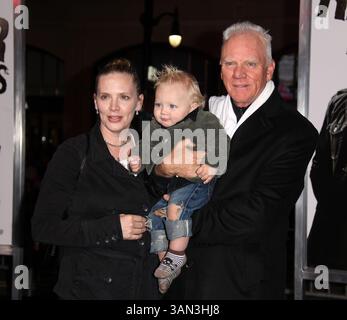 11. Januar 2009 - Hollywood, Kalifornien, USA - Schauspieler MALCOLM MCDOWELL, Frau KELLEY & SOHN, Ankunft bei der Premiere von The Book of Eli in Los Angeles im Grauman's Chinese Theatre. (Foto: © Lisa O'Connor/ZUMA Press) Stockfoto
