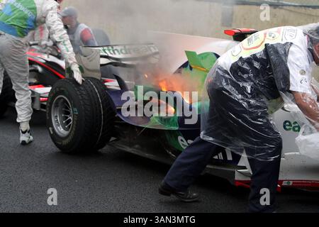 Das Auto von Jenson Button (GBR) Honda RA108 fängt Feuer im parc Ferme... Formel-1-Weltmeisterschaft, Rd 18, brasilianischer Grand Prix, Rennen, Interlagos, Sao Paulo, Brasilien, Sonntag, 2. November 2008. Stockfoto