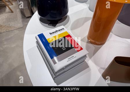 Bauhaus-Taschen-Buch auf dem Tisch im Dekorationsgeschäft Stockfoto