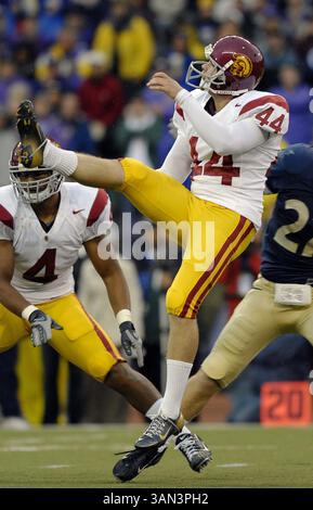 29. September 2007 - Seattle, Washington..USC-Spieler Greg Woidneck schlägt den Ball während des Spiels UW gegen USC in Seattle, WA...USC 27, UW 24..Steve Kajihiro/CSM (Credit Image: © Steve Kajihiro/Cal Sport Media) Stockfoto