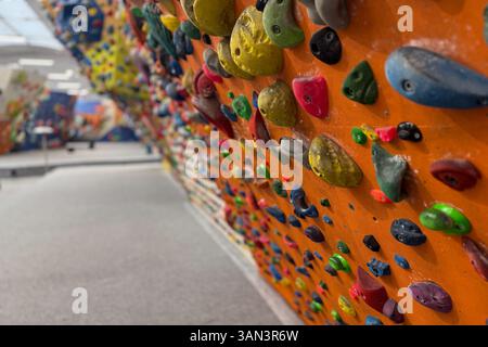 Nahaufnahme der Laderäume einer Kletterwand Stockfoto