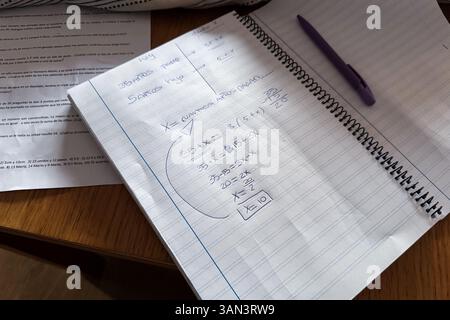 Mathe-Hausaufgabenheft von einer Schule in Spanien Stockfoto