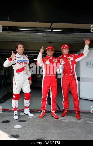 Nach dem Qualifying Top 3 im parc Ferme (L bis R): Jarno Trulli (ITA) Toyota, Zweiter; Felipe Massa (BRA) Ferrari, Pole Position; Kimi Raikkonen (FIN) Ferrari, Zweiter... Formel-1-Weltmeisterschaft, Rd 18, brasilianischer Grand Prix, Qualifikationstag, Interlagos, Sao Paulo, Brasilien, Samstag, 1. November 2008. Stockfoto