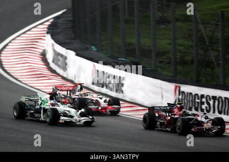 Sebastian Vettel (GER) Scuderia Toro Rosso STR03 und Lewis Hamilton (GBR) McLaren Mercedes MP4/23 passieren Jenson Button (GBR) Honda RA108...Formel-1-Weltmeisterschaft, Rd 18, Grand Prix von Brasilien, Race, Interlagos, Sao Paulo, Brasilien, Sonntag, 2. November 2008. Stockfoto