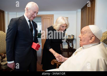 Vatikanstadt, Heiliger Stuhl. April 2025. PAPST FRANZISKUS hält am 9. April 2025 eine Privataudienz mit dem britischen KÖNIG KARL III. Und DER KÖNIGIN CAMILLA in der Casa Santa Marta im Vatikan ab und drückt ihm seine besten Wünsche für ihren 20. Hochzeitstag aus. Das Treffen fand in der Casa Santa Marta des Vatikans statt, wo sich der Papst seit über zwei Wochen nach seiner Entlassung aus dem Gemelli-Krankenhaus erholt hat und wo er kürzlich verschiedene Treffen wieder aufgenommen hat. (Kreditbild: © Vatican Media/ZUMA Press Wire) NUR REDAKTIONELLE VERWENDUNG! Nicht für kommerzielle ZWECKE! Stockfoto