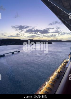 Blick auf die Küste von St. Johns, Antigua vom Kreuzfahrtschiff Stockfoto