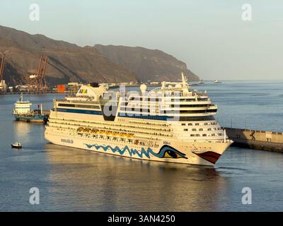 Das Kreuzfahrtschiff AIDAsol verlässt den Hafen von Santa Cruz de Teneriffa, Spanien Stockfoto