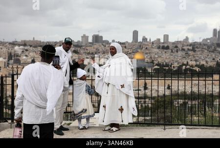 Äthiopische christliche Familie, Pilger in weiß machen Fotos von der Kuppel des Felsens auf dem Tempel Mt. Bevor er in einer Palmsonntagsprozession läuft. Stockfoto