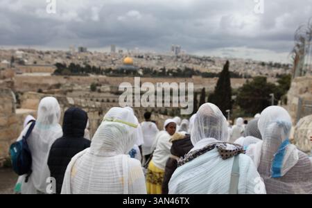 Palmensonntagsprozession, äthiopische christliche Pilger gehen vom Mt. Oliven zum Gedenken an Christi Ritt nach Jerusalem, den Felsendom im Rücken. Stockfoto