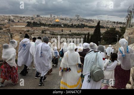 Palmensonntagsprozession, äthiopische christliche Pilger gehen vom Mt. Oliven zum Gedenken an Christi Ritt nach Jerusalem, den Felsendom im Rücken. Stockfoto