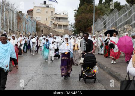 Palmensonntagsprozession, äthiopische christliche Pilger, hauptsächlich Frauen und wenige Kinder, laufen vom Mt. Oliven zum Gedenken an Christi Ritt auf einem Hengst nach Jerusalem. Stockfoto