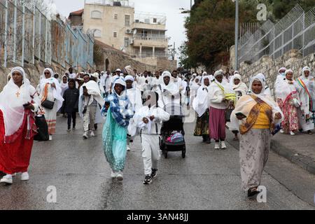 Palmensonntagsprozession, äthiopische christliche Pilger, hauptsächlich Frauen und wenige Kinder, laufen vom Mt. Oliven zum Gedenken an Christi Ritt auf einem Hengst nach Jerusalem. Stockfoto