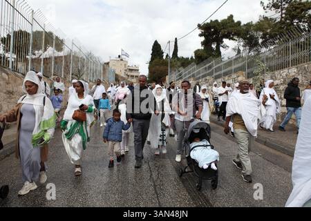 Palmensonntagsprozession, äthiopische christliche Pilger, hauptsächlich Frauen und wenige Kinder, laufen vom Mt. Oliven zum Gedenken an Christi Ritt auf einem Hengst nach Jerusalem. Stockfoto