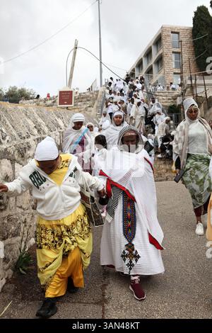 Palmensonntagsprozession, äthiopische christliche Pilger, hauptsächlich Frauen und wenige Kinder, laufen vom Mt. Oliven zum Gedenken an Christi Ritt auf einem Hengst nach Jerusalem. Stockfoto