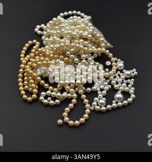 Perlenkette mit einer Frau im Schlitten auf schwarzem Hintergrund Stockfoto