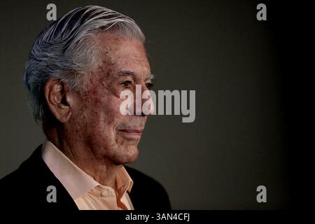 Madrid, Spanien; 14. April 2025.- (Archivfoto) Jorge Mario Pedro Vargas Llosa, Marquis von Vargas Llosa, peruanischer Schriftsteller, stirbt in Lima, Peru, 13. April, 2025. geboren am 28. März 1936 in Arequipa, ist er seit 1993 spanischer Staatsbürger und seit 2022 dominikanischer Staatsbürger. Als einer der bedeutendsten zeitgenössischen Schriftsteller und Essayisten wurden seine Werke mit zahlreichen Preisen ausgezeichnet, darunter den Literaturnobelpreis 2010, den Cervantes-Preis 1994, den Prinz-von-Asturien-Preis 1986 für Literatur, den Biblioteca Breve-Preis 1962, den Rómulo-Gallegos-Preis 1967 und den Planeta-Preis 1993. Alo Stockfoto