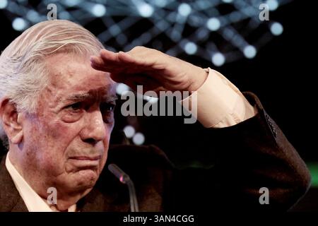 Madrid, Spanien; 14. April 2025.- (Archivfoto) Jorge Mario Pedro Vargas Llosa, Marquis von Vargas Llosa, peruanischer Schriftsteller, stirbt in Lima, Peru, 13. April, 2025. geboren am 28. März 1936 in Arequipa, ist er seit 1993 spanischer Staatsbürger und seit 2022 dominikanischer Staatsbürger. Als einer der bedeutendsten zeitgenössischen Schriftsteller und Essayisten wurden seine Werke mit zahlreichen Preisen ausgezeichnet, darunter den Literaturnobelpreis 2010, den Cervantes-Preis 1994, den Prinz-von-Asturien-Preis 1986 für Literatur, den Biblioteca Breve-Preis 1962, den Rómulo-Gallegos-Preis 1967 und den Planeta-Preis 1993. Alo Stockfoto