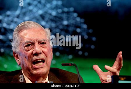 Madrid, Spanien; 14. April 2025.- (Archivfoto) Jorge Mario Pedro Vargas Llosa, Marquis von Vargas Llosa, peruanischer Schriftsteller, stirbt in Lima, Peru, 13. April, 2025. geboren am 28. März 1936 in Arequipa, ist er seit 1993 spanischer Staatsbürger und seit 2022 dominikanischer Staatsbürger. Als einer der bedeutendsten zeitgenössischen Schriftsteller und Essayisten wurden seine Werke mit zahlreichen Preisen ausgezeichnet, darunter den Literaturnobelpreis 2010, den Cervantes-Preis 1994, den Prinz-von-Asturien-Preis 1986 für Literatur, den Biblioteca Breve-Preis 1962, den Rómulo-Gallegos-Preis 1967 und den Planeta-Preis 1993. Alo Stockfoto
