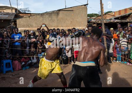 Boxen in Katanga Slum, Kampala, Uganda, Afrika Stockfoto