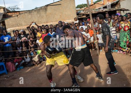 Boxen in Katanga Slum, Kampala, Uganda, Afrika Stockfoto