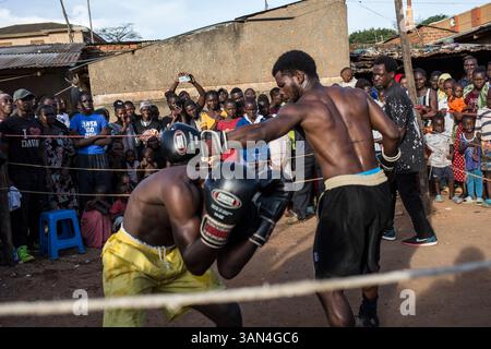 Boxen in Katanga Slum, Kampala, Uganda, Afrika Stockfoto
