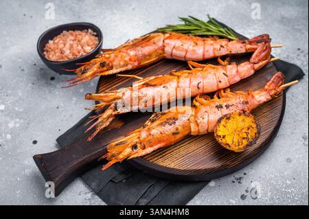 Fischspieße mit gegrillten roten argentinischen Garnelen, Garnelen Langostino Austral. Grauer Hintergrund. Draufsicht. Stockfoto