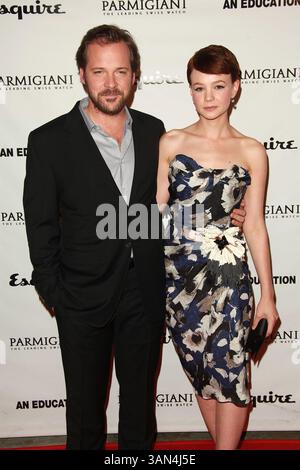 Oktober 2009 - Hollywood, Kalifornien, USA - Schauspieler PETER SARSGAARD und Schauspielerin CAREY MULLIGAN kommen zur Premiere von Los Angeles im Egyptian Theatre (Bild: ZUMApress.com) Stockfoto