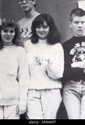 Oktober 2008; Drexel Hill, Pennsylvania, USA; SNL (Saturday Night Live) und 30 Rock-Star TINA FEY besuchten Upper Darby High Shcool außerhalb von Philadelphia, Pennsylvania. Tina – voller Name Elizabeth Stamatina Fey – war eine multitalentierte Schülerin in der Ehrenrolle der Schule, der Bühnenbesatzung, in der Theaterzunft, im Theaterclub und im Konzertchor sowie im Tennisteam. IM BILD: TINA FEY im Senior Jahrbuch Foto aufgenommen 1988. Obligatorischer Credit: Foto von Courtesy Upper Darby H.S./ZUMA Press. (©) Copyright 2008 by Courtesy Upper Darby H.S. Stockfoto